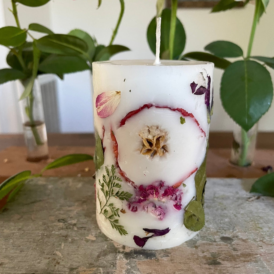 soy and beeswax candle, cotton wick, dried apple slice and botanicals, fragrance apple.
